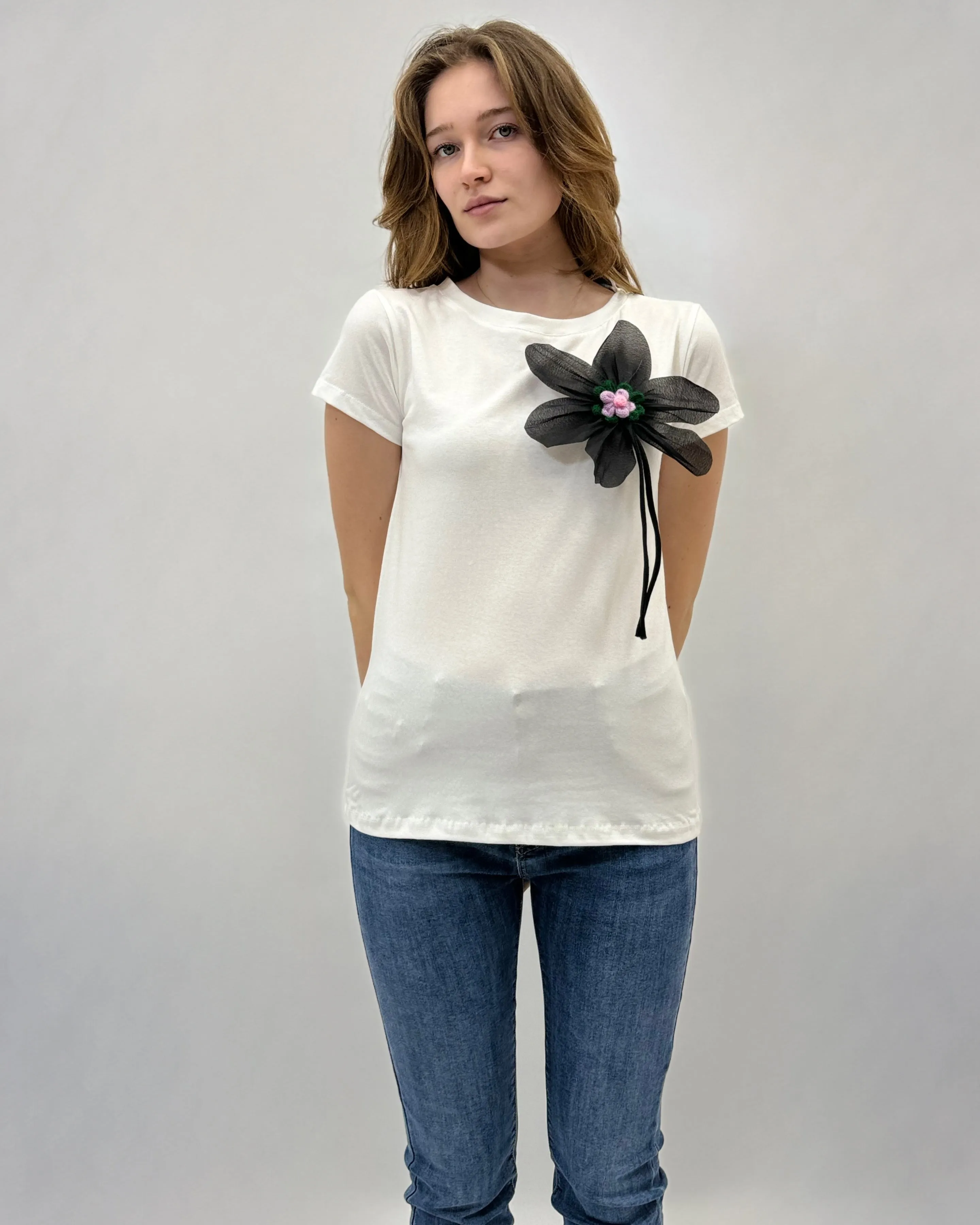 Cotton T-shirt with flower brooch