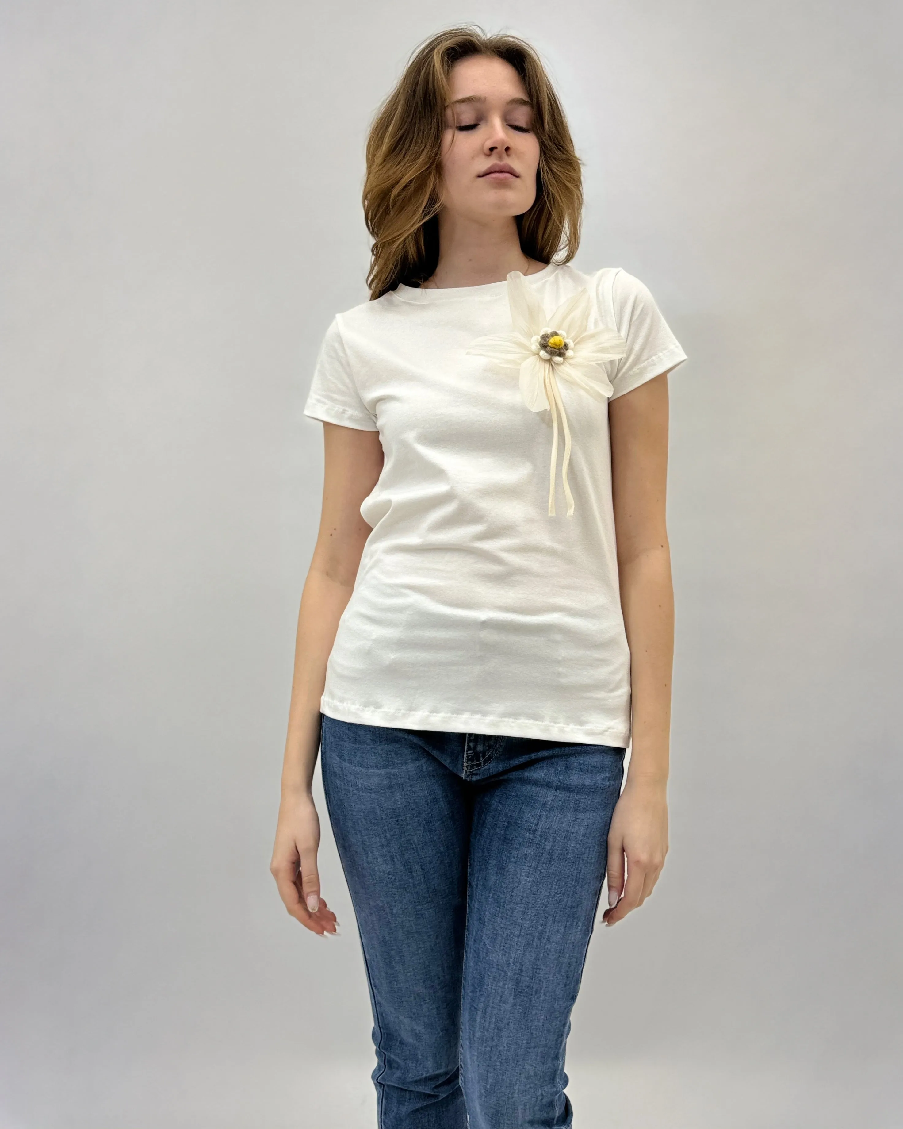 Cotton T-shirt with flower brooch