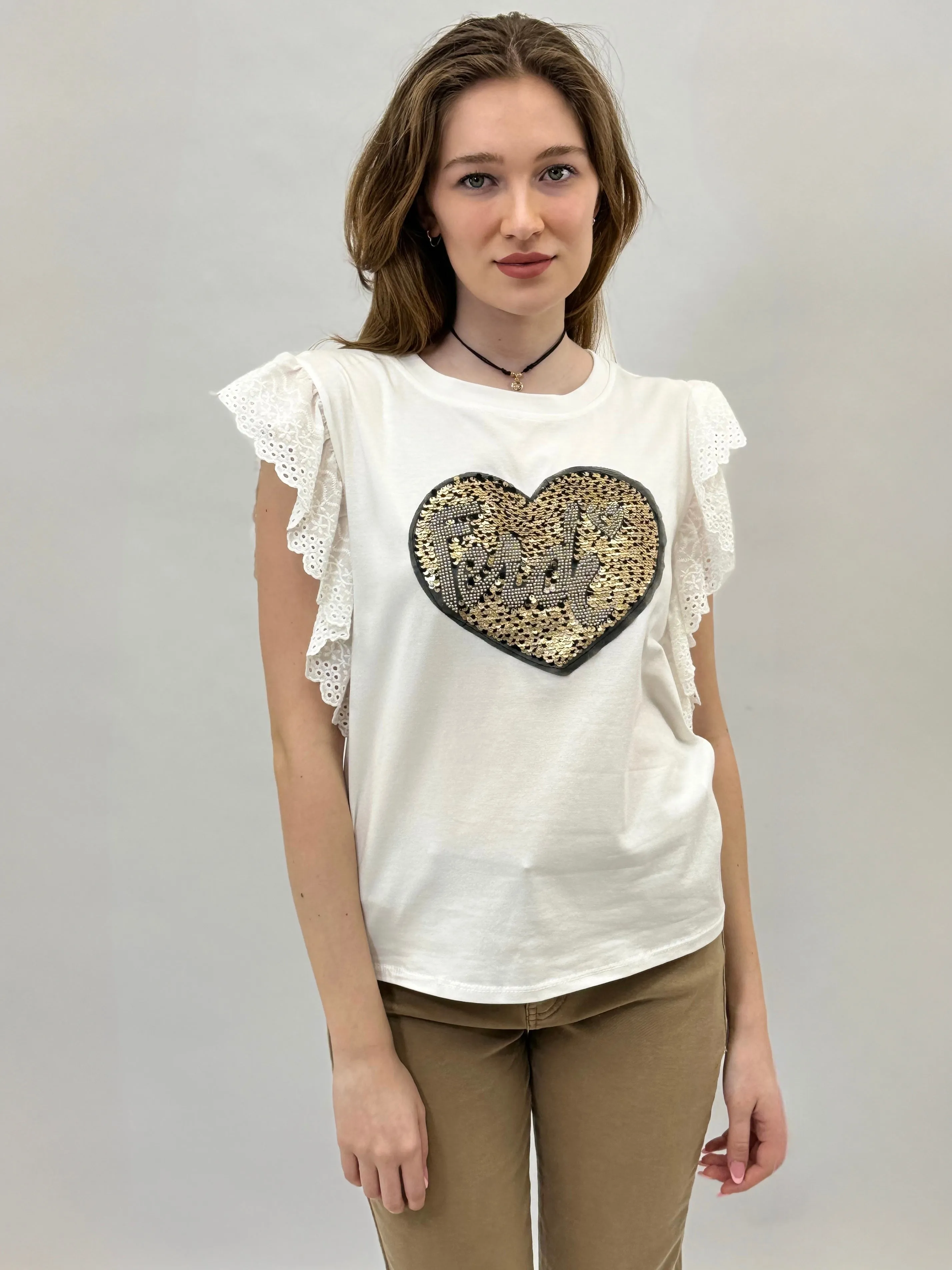 Cotton T-shirt with ruffled lace sleeves.