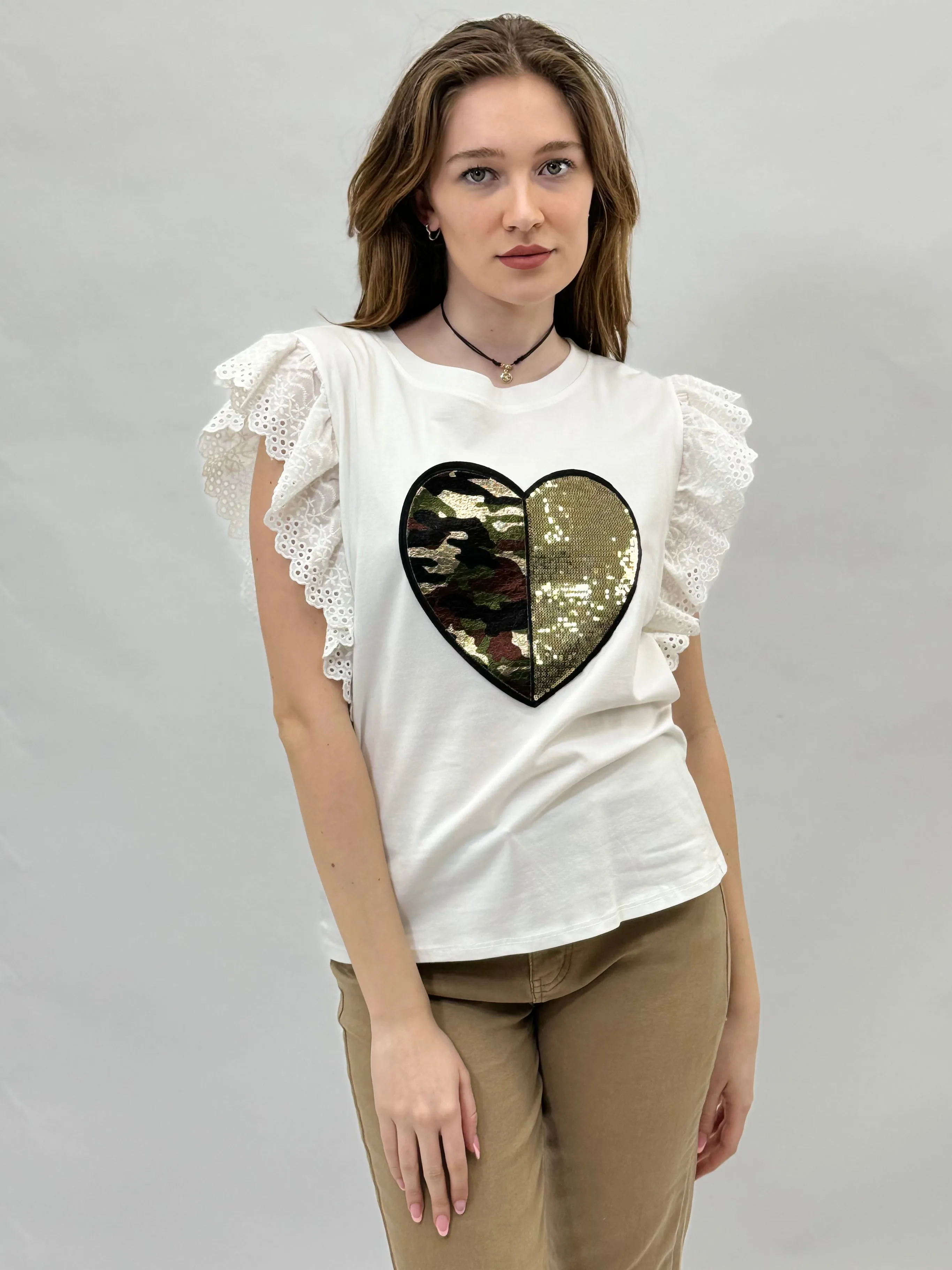 Cotton T-shirt with ruffled lace sleeves.