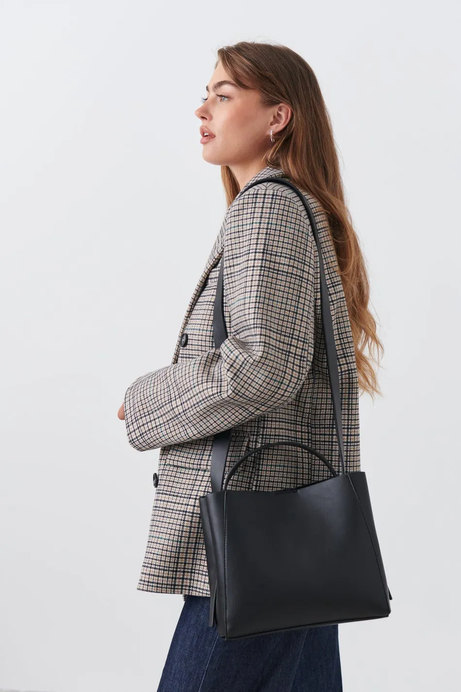 Mid-length shoulder bag